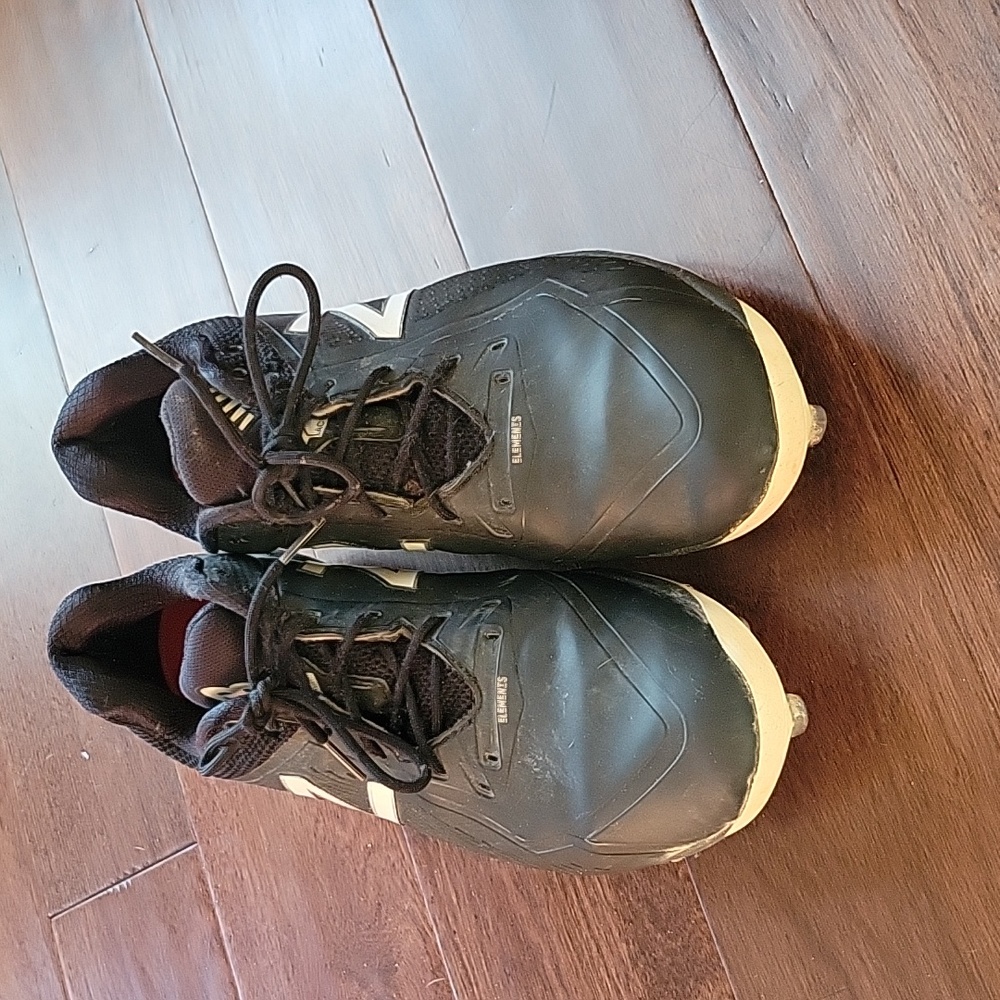 Men's size 10 New Balance metal baseball cleats.